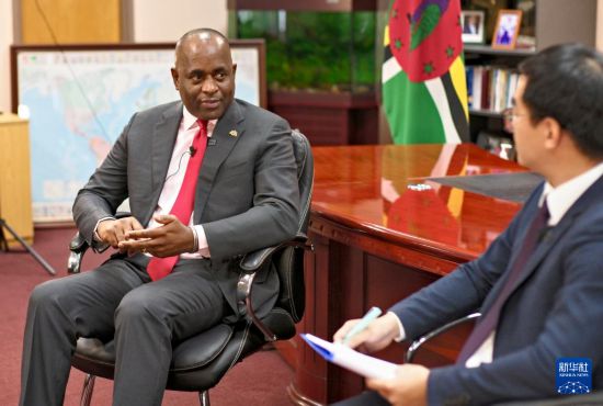 3月4日，多米尼克總理斯凱里特在首都羅索接受新華社記者專訪。新華社記者 趙凱 攝