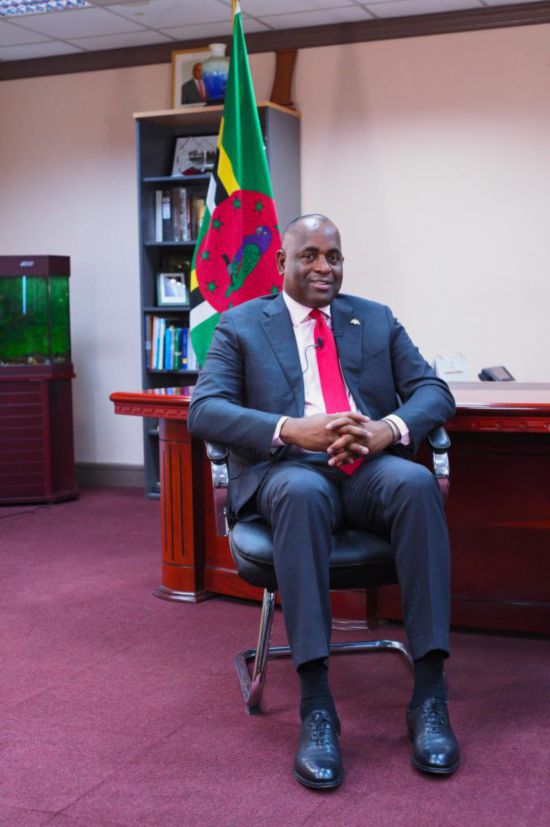 3月4日，多米尼克總理斯凱里特在首都羅索的總理辦公室接受新華社記者獨(dú)家專訪。新華社記者 趙凱 攝