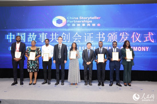 現(xiàn)場(chǎng)頒發(fā)證書。人民網(wǎng)記者 陳博攝