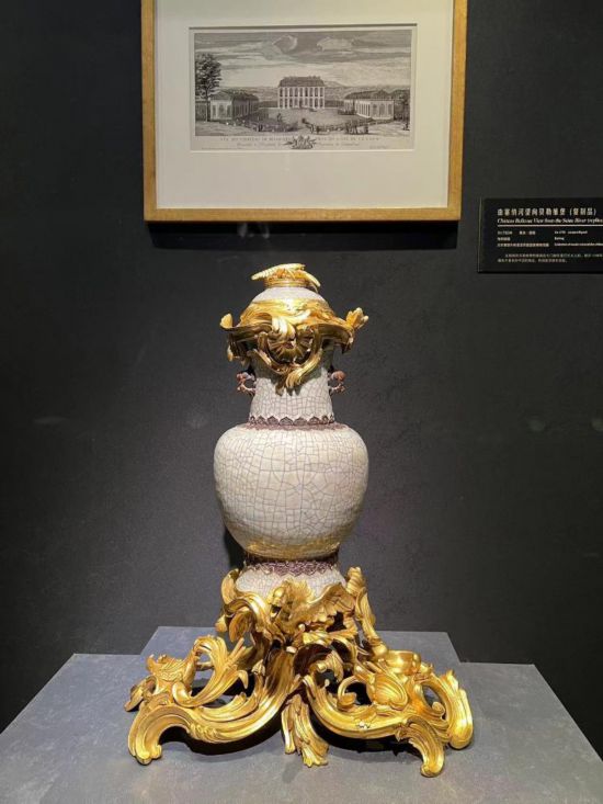 青釉香水瓶，瓷瓶頂部、口沿、底座均裝飾洛可可風(fēng)格銅鍍金飾件。新華社記者徐壯 攝