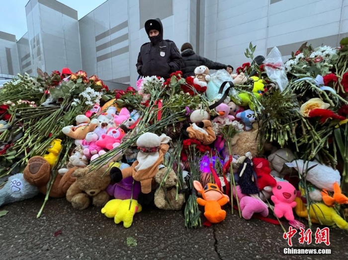 當(dāng)?shù)貢r間3月24日，俄羅斯全國哀悼日，悼念22日發(fā)生在莫斯科州克拉斯諾戈爾斯克市“克羅庫斯城”音樂廳恐怖襲擊事件中的遇難者。此次恐襲已導(dǎo)致137人遇難，150多人受傷。圖為民眾在恐襲事件現(xiàn)場附近敬獻(xiàn)的鮮花和毛絨玩具。<a target='_blank' href='/'><p  align=