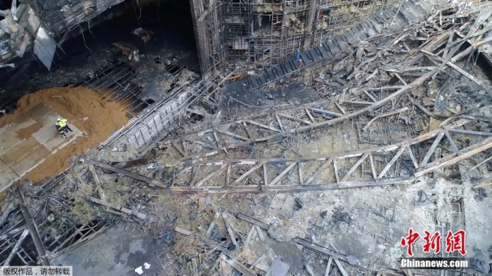 當(dāng)?shù)貢r(shí)間2024年3月26日下午，據(jù)俄羅斯緊急情況部公布的消息，莫斯科州“克羅庫(kù)斯城”音樂廳恐怖襲擊事件的搜救工作已經(jīng)全部結(jié)束。據(jù)介紹，工作人員已完成現(xiàn)場(chǎng)滅火救援以及廢墟清理的工作。圖為發(fā)生恐怖襲擊事件后音樂廳內(nèi)部滿目瘡痍。（視頻截圖）