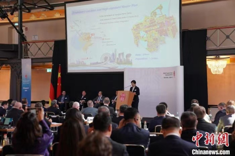 當(dāng)?shù)貢r(shí)間4月5日，由中國(guó)商務(wù)部主辦的“投資中國(guó)”德國(guó)專場(chǎng)推介活動(dòng)在斯圖加特市舉行。中新社記者 馬秀秀 攝