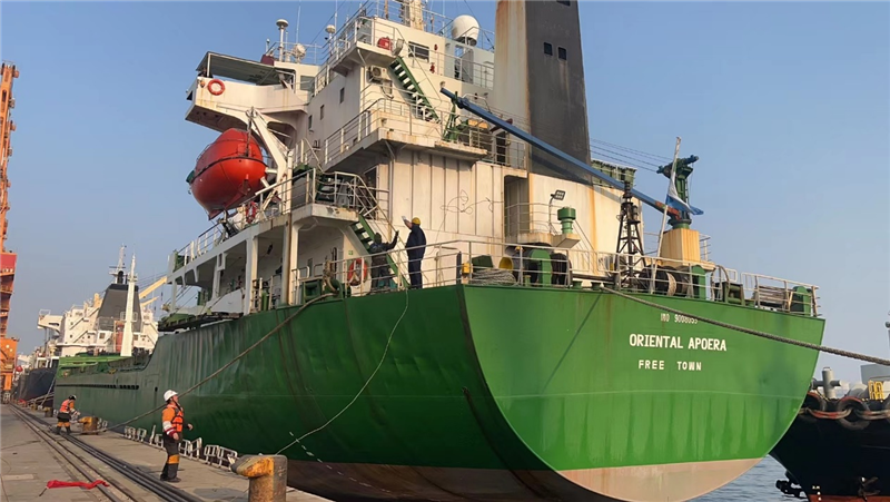 中蘇海運(yùn)直航貨輪靠泊蘇里南碼頭。中國駐蘇里南大使館供圖