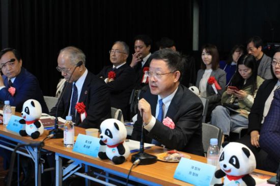 圖為四川省文化和旅游廳廳長戴允康向日本友人介紹四川旅游資源。（中國駐東京旅游辦事處供圖）