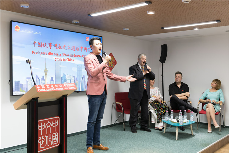 中國青年男高音歌唱家方瀧與奧爾基·圖爾達合唱羅語歌曲。布加勒斯特中國文化中心供圖。