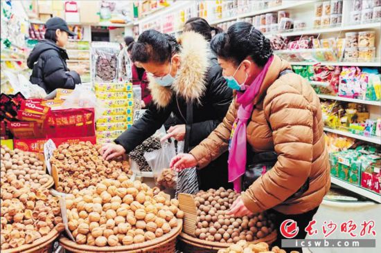 　　在長沙南門口菜市場附近的一家炒貨店內(nèi)，市民正在選購年貨。　　長沙晚報全媒體記者 范宏歡 攝