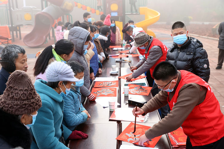 書法愛好者現(xiàn)場寫春聯(lián)。翠屏區(qū)融媒體中心供圖