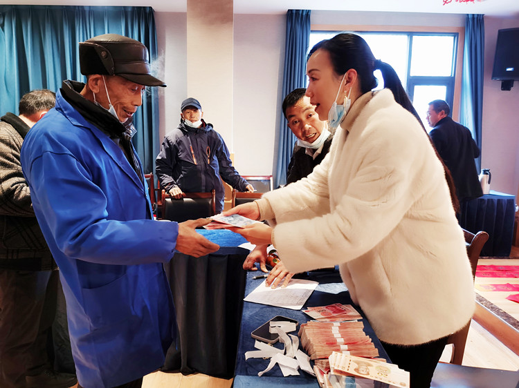 村民領(lǐng)取分紅金。朝天區(qū)融媒體中心供圖