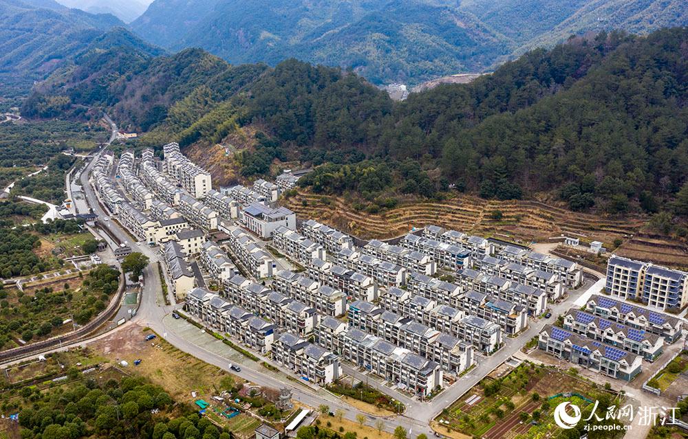 近日，航拍寧波市海曙區(qū)龍觀鄉(xiāng)李岙村屋頂光伏項(xiàng)目。人民網(wǎng) 章勇濤攝