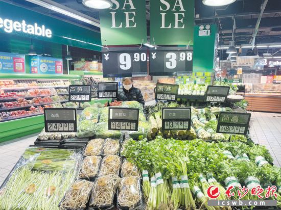 　　家樂福芙蓉廣場店，市民在選購春菜。