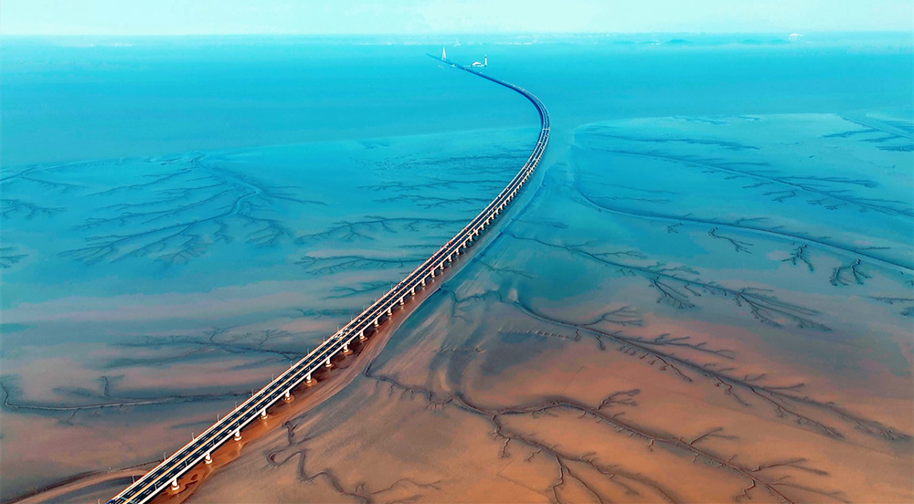 錯落有致的溝壑與灘涂地貌有機(jī)融合，勾勒出形態(tài)各異的“灘涂丹青”。虞昌勝攝