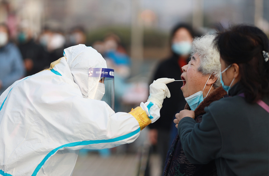 居民在南開區(qū)社區(qū)核酸檢測(cè)點(diǎn)進(jìn)行核酸檢測(cè)。王英浩攝