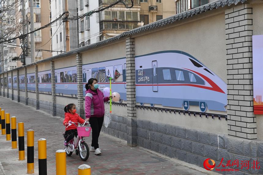 石家莊市談南路上的石家莊工業(yè)印記文化長廊吸引了過往市民駐足觀看。 張震攝