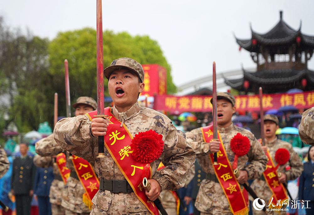 3月22日，新兵們高喊誓言、莊嚴(yán)亮劍。人民網(wǎng) 章勇濤攝