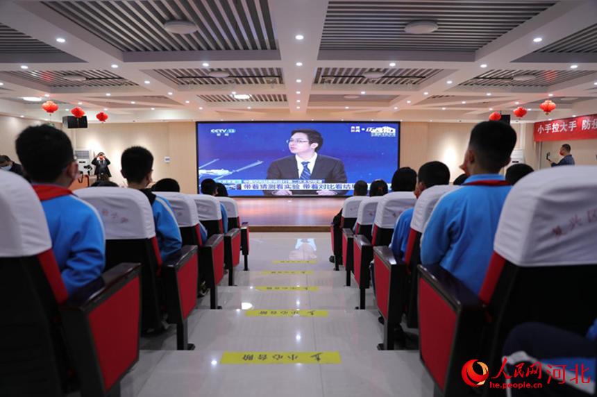 邯鄲市復興區(qū)實驗小學學生集中收聽收看“天宮課堂”第二課。 王伸攝