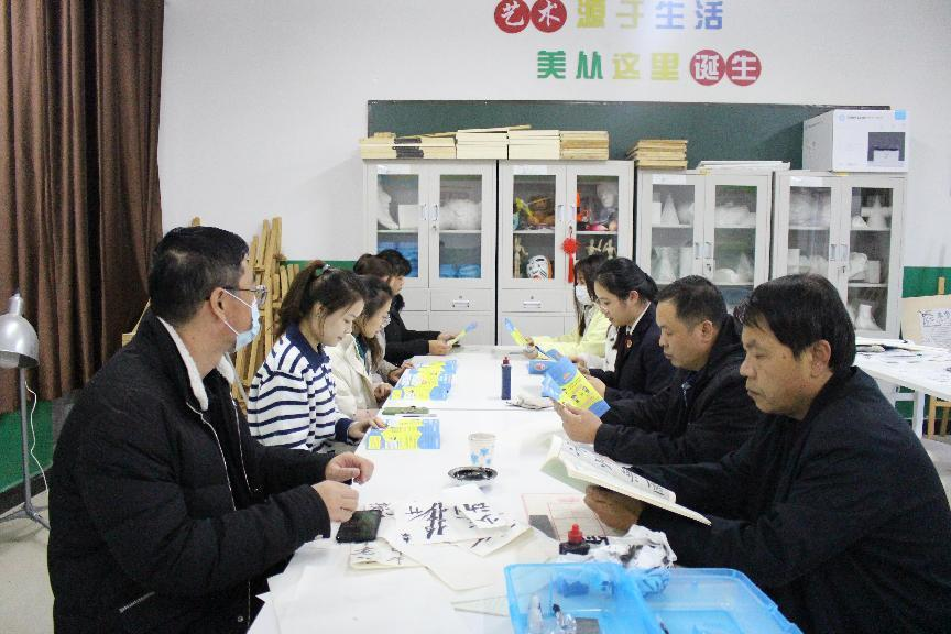 河北省臨西縣人民檢察院未檢檢察官在臨西縣第二小學(xué)為家長講解家庭教育促進法。 孫國月攝