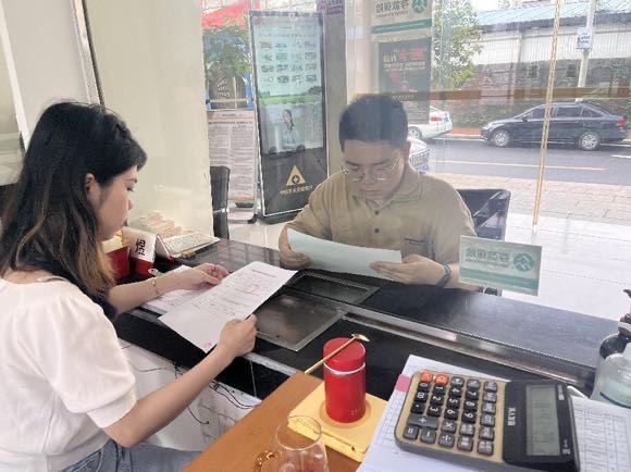 選派對象正在給客戶介紹銀行產(chǎn)品。農(nóng)發(fā)銀行攸縣支行供圖