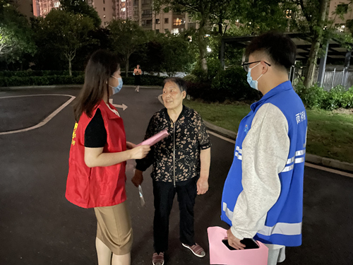 工作人員在小區(qū)進(jìn)行宣傳。受訪單位供圖