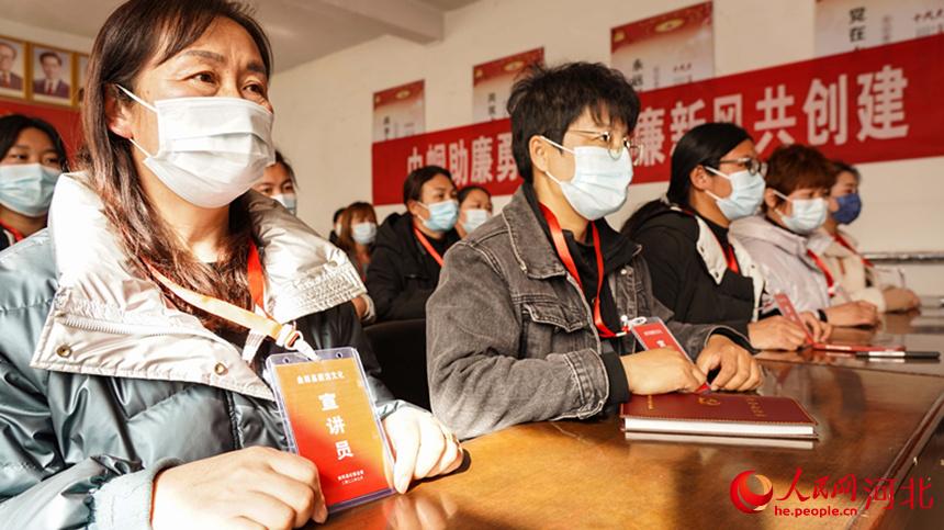 廉潔家風(fēng)宣講員持證上崗。 李揚(yáng)攝