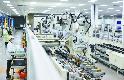 全球鋰離子電池領(lǐng)軍企業(yè)欣旺達(dá)動(dòng)力電池生產(chǎn)車間。 南京日?qǐng)?bào)/紫金山新聞?dòng)浾?崔曉 攝