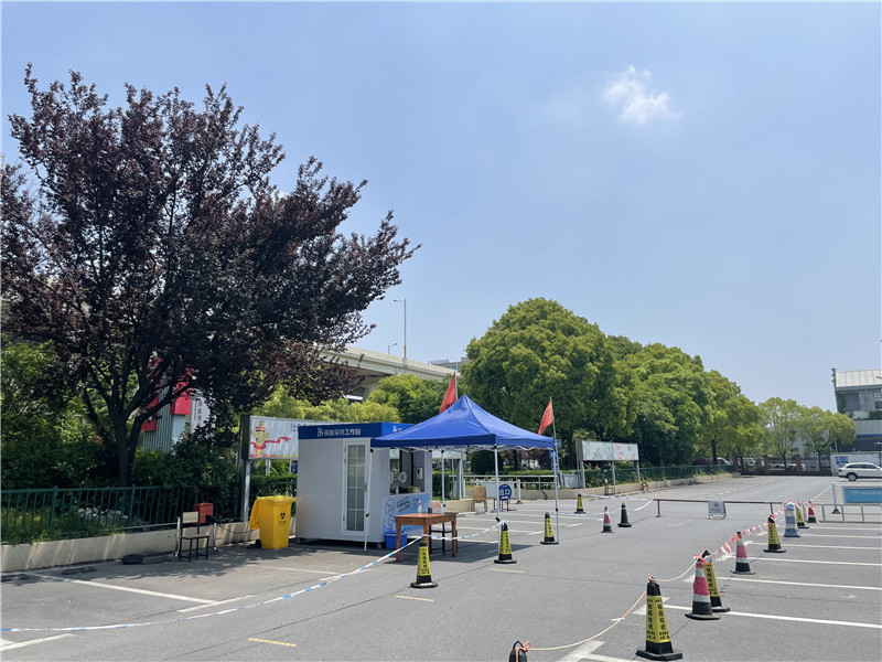 常態(tài)化“核酸采樣工作站”亮相上海街頭。龔昱攝