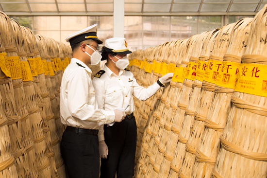 海關工作人員在查看相關貨物。受訪單位供圖