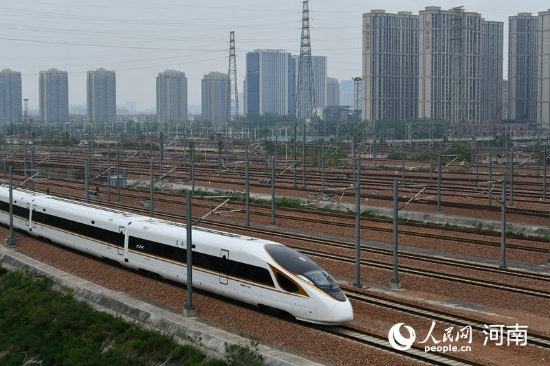 列車駛出站臺。人民網(wǎng) 霍亞平攝