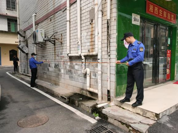 聯(lián)合執(zhí)法小組進行房屋入戶調(diào)查丈量。單位供圖