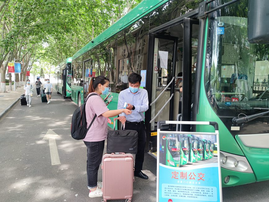 公交車從校園宿舍樓下出發(fā)，直達鄭州火車站和鄭州東站。崔晨攝