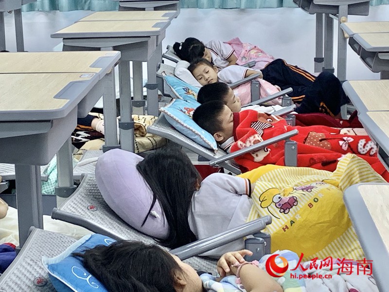 ?？诘诙W(xué)學(xué)生在新式課桌椅上午休。人民網(wǎng) 李浩蓉攝