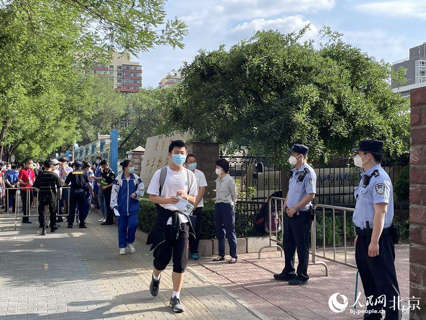 在中關(guān)村中學(xué)考點，考生們有序走入考點。人民網(wǎng) 董兆瑞攝