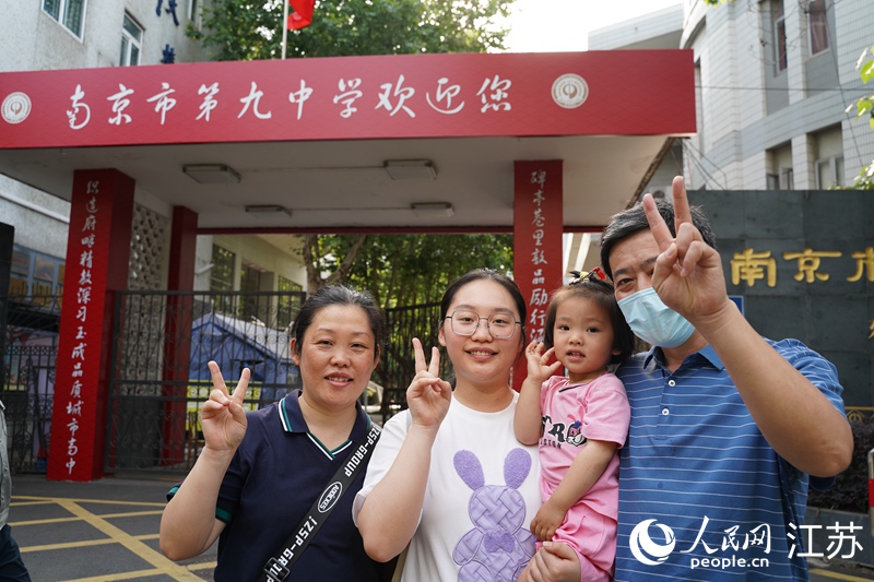 一家人在考點前合影留念。周夢嬌攝