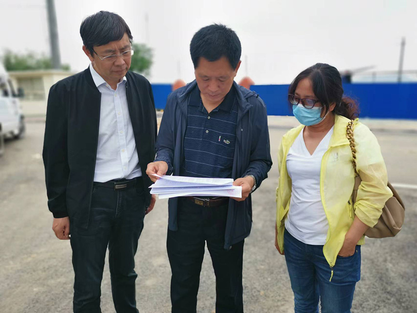 國情調(diào)查核查組專家對司家營鐵礦生產(chǎn)臺賬等進行檢查。袁海波攝