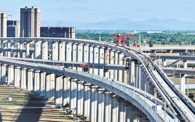 6月7日，工人在唐山市高新技術(shù)開發(fā)區(qū)境內(nèi)的京唐城際鐵路建設(shè)工地施工（無人機(jī)照片）。 新華社記者 楊世堯攝