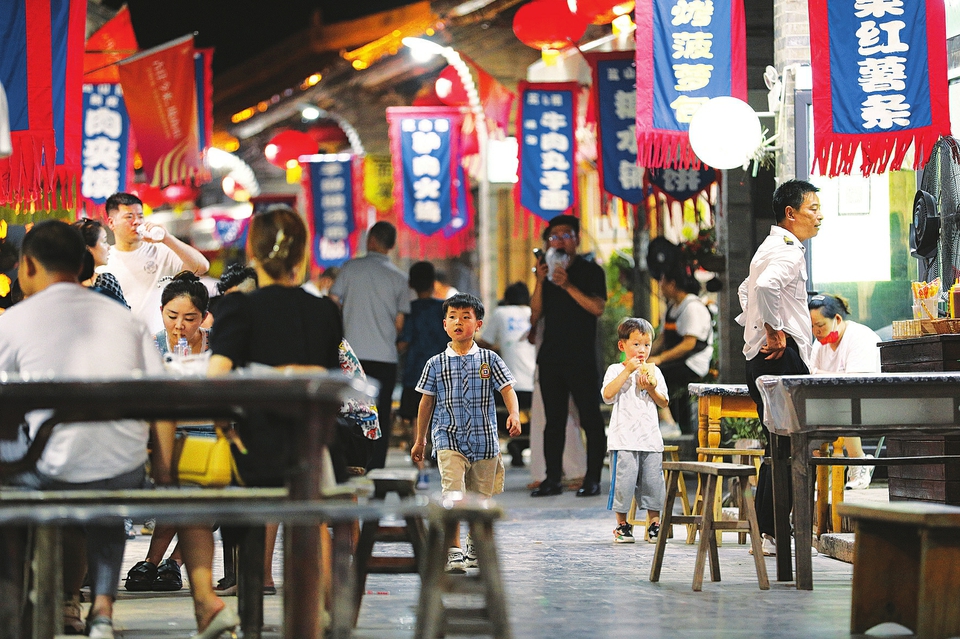  6月17日晚，游客在運(yùn)城市鹽湖區(qū)嵐山根運(yùn)城印象景區(qū)內(nèi)游玩。連日來(lái)，運(yùn)城市通過(guò)發(fā)放消費(fèi)券，培育夜購(gòu)、夜味、夜宿、夜玩、夜賞的消費(fèi)形態(tài)，迅速推動(dòng)消費(fèi)企穩(wěn)回暖，為經(jīng)濟(jì)發(fā)展注入強(qiáng)勁動(dòng)力。 金玉敏攝