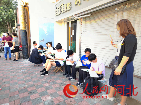 臨進考場，考生抓緊時間再復(fù)習(xí)一下。人民網(wǎng) 祝龍超攝