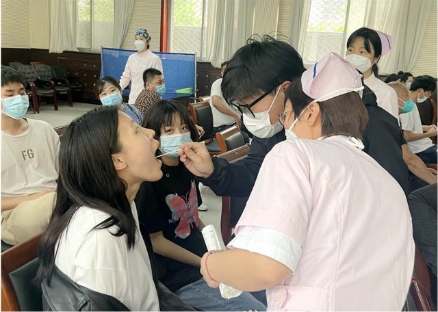 醫(yī)院對志愿者進行線下培訓。李艷紅攝