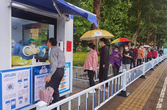 核酸采樣志愿者們上崗。孫金梅攝