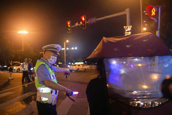 違法加裝電動(dòng)車遮陽(yáng)傘也將受到處罰?？馒Q 攝