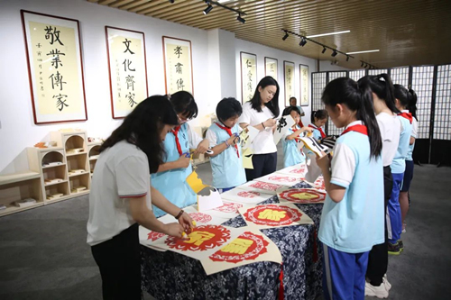 1、長(zhǎng)沙市雨花區(qū)校園清廉家風(fēng)館開館。受訪單位供圖