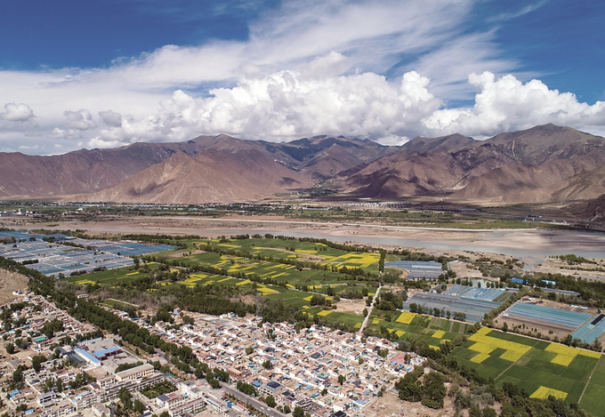 江蘇投入援藏資金支持拉薩開(kāi)展村莊環(huán)境整治、人畜飲水安全等基礎(chǔ)設(shè)施和公共服務(wù)項(xiàng)目建設(shè)，打造“美麗鄉(xiāng)村·幸福家園”。 本報(bào)記者 萬(wàn)程鵬 攝