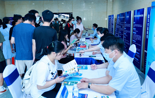 大學(xué)生現(xiàn)場(chǎng)咨詢創(chuàng)業(yè)政策。長(zhǎng)沙市人社局供圖