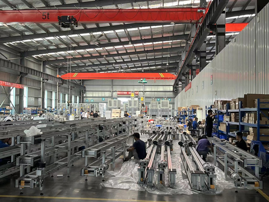 先惠智能裝備生產(chǎn)車間，工人們?cè)诿χM裝設(shè)備。受訪單位供圖