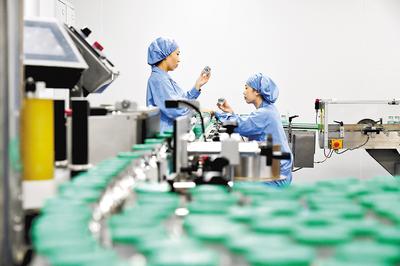 通過加大創(chuàng)新藥物研發(fā)力度，石藥集團(tuán)實(shí)現(xiàn)了傳統(tǒng)工業(yè)企業(yè)向創(chuàng)新型企業(yè)轉(zhuǎn)型。（本報(bào)資料片）