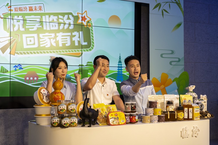 6月3日下午，在臨汾原產(chǎn)地商品體驗(yàn)店，曲沃縣副縣長(zhǎng)樊奇選對(duì)當(dāng)?shù)氐霓r(nóng)特產(chǎn)品、旅游景點(diǎn)進(jìn)行了推介代言。鄭遠(yuǎn)飛攝