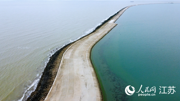 迷人的雙色海。人民網(wǎng)記者 王繼亮攝