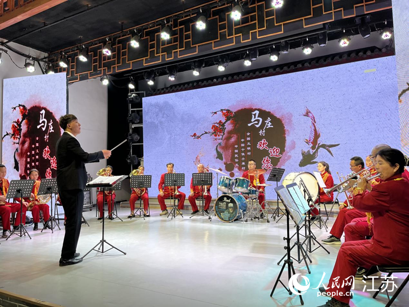 馬莊農(nóng)民樂團(tuán)在排練節(jié)目。人民網(wǎng) 李子佩攝