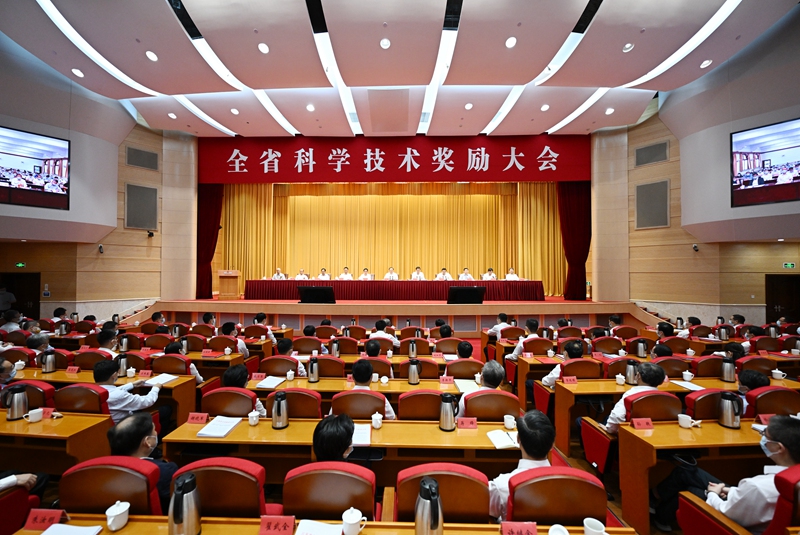 圖為江蘇省科學(xué)技術(shù)獎(jiǎng)勵(lì)大會(huì)現(xiàn)場(chǎng)。吳勝攝