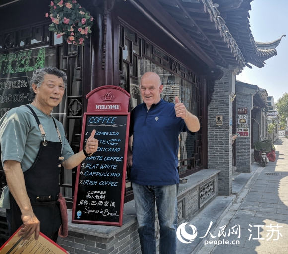 愛逛古巷的巴西人和揚州朋友在仁豐里開了一家西餐廳。 人民網(wǎng) 張玉峰攝